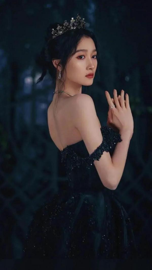 黑白紅金，迷人關曉彤