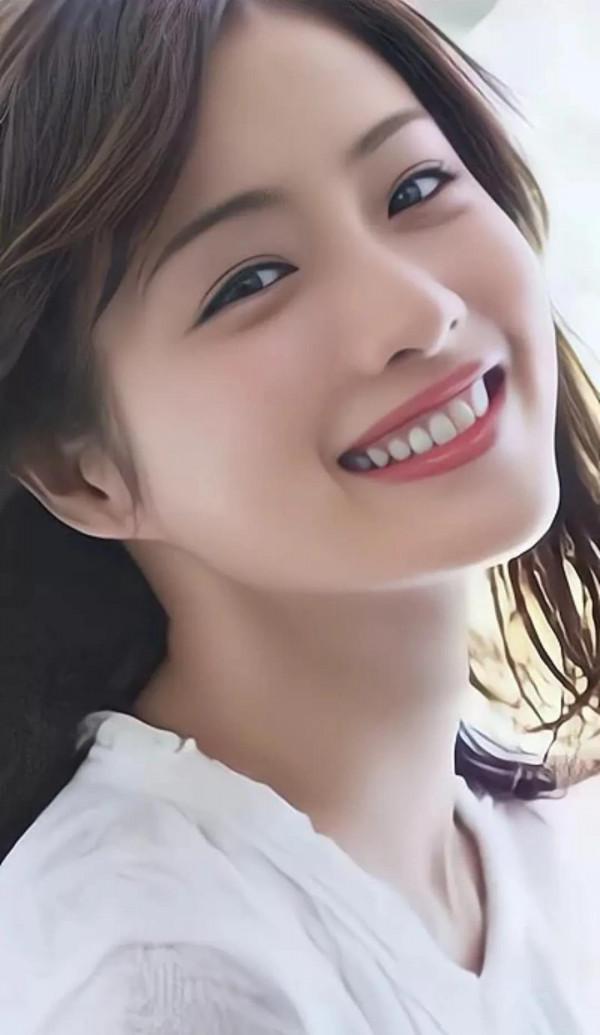 日本櫻花女神石原里美，笑起來真的好好看