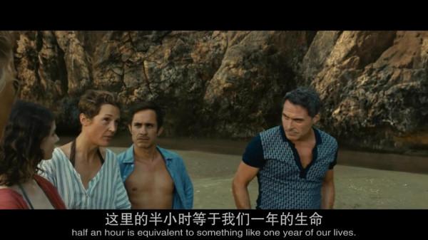 懸疑電影《老去》:濃縮生命的詭異海灘,讓度假變成度餘生 懸疑電影《老去》:濃縮生命的詭異海灘,讓度假變成度餘生