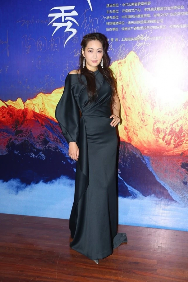 孟廣美實力“秀身材”,亮片內搭+高腰褲太颯了,這氣場還有誰? 孟廣美實力“秀身材”,亮片內搭+高腰褲太颯了,這氣場還有誰?