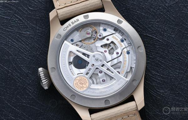 沙色陶瓷 品鑑萬國飛行員“莫哈維沙漠”特別版萬年曆腕錶