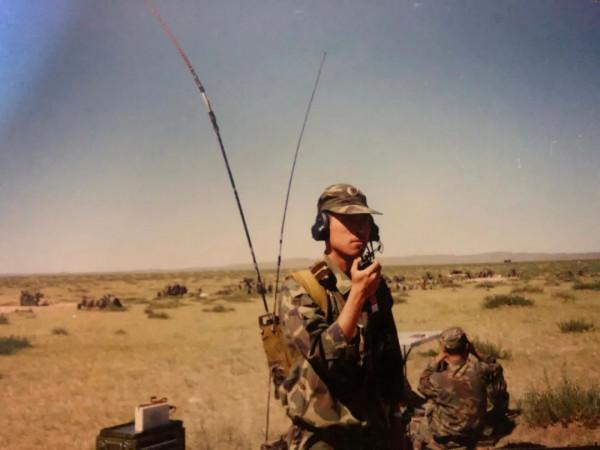 他辦公桌上一直襬放的這張照片，時刻提醒著自己的特殊使命……