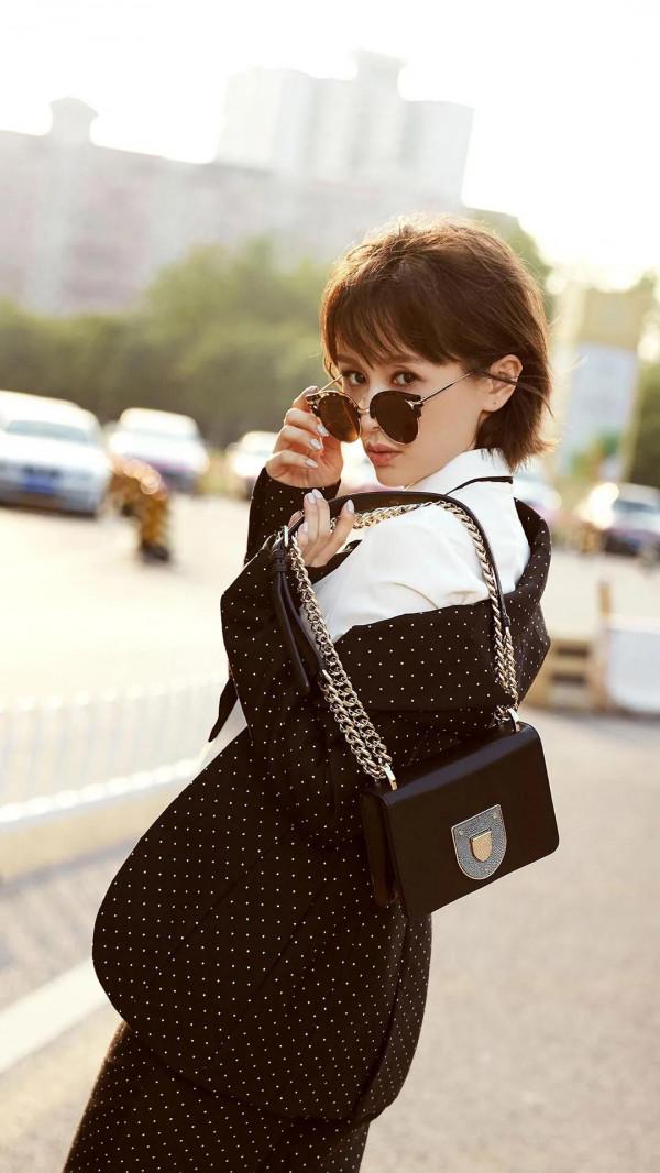 王子文氣質優雅，美麗動人