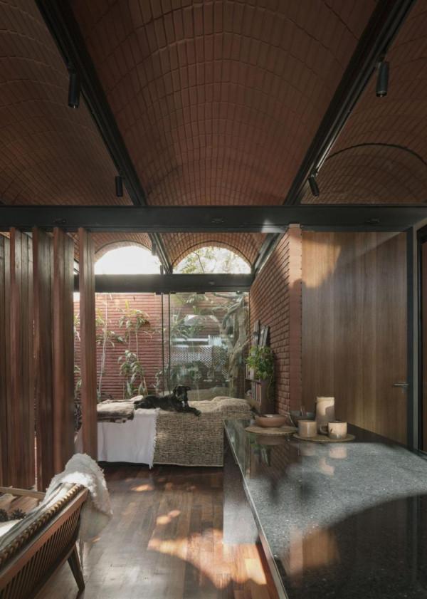 手工壓制磚與木材構築而成的自宅 &sol; Equipo de Arquitectura