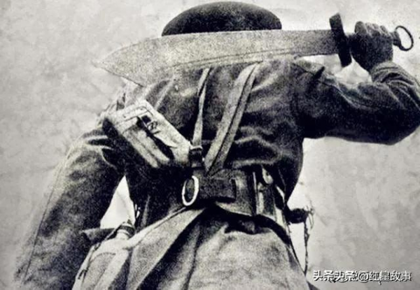 酒杯裡的初心／寫給軍人父親