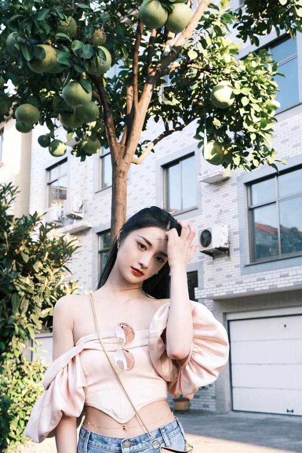 周潔瓊粉色露肩上衣秀精緻鎖骨 低頭甜笑眉眼彎彎超養眼