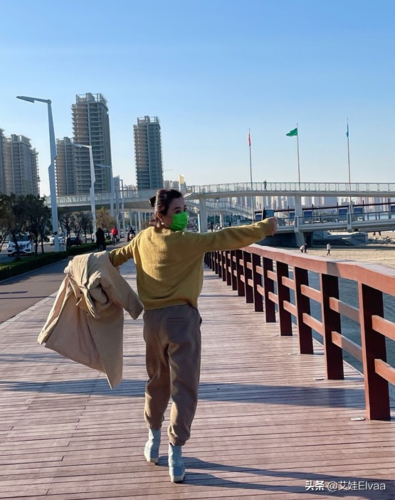 李玲玉曬生活近照！穿拼接開衫打扮素雅有精神，冬季吃柚子真養生