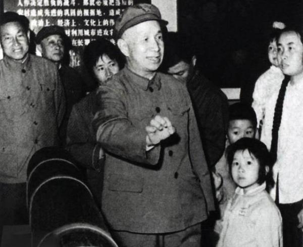 1980年粟裕親授錦囊妙計,改變中國的國防戰略,鄧小平親自到場決策