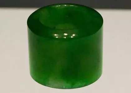 價值2億的翠扳指,是大太監李蓮英戴過的? 價值2億的翠扳指,是大太監李蓮英戴過的?