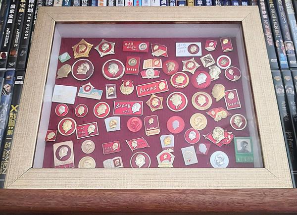 76歲老人收藏5000多枚毛主席像章，2016年開展覽館，拒絕高價收購