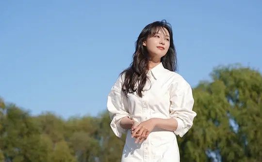 “天然女神”金智媛：顏值絲毫不輸宋慧喬，如今廣告接到“手軟”