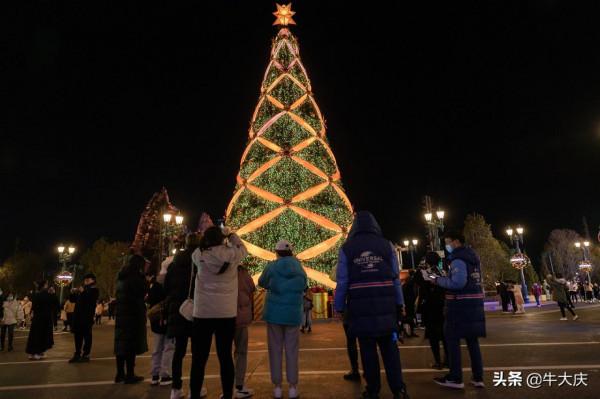 北京環球影城超大聖誕樹驚豔亮相 冬日氛圍拉滿 北京環球影城超大聖誕樹驚豔亮相 冬日氛圍拉滿