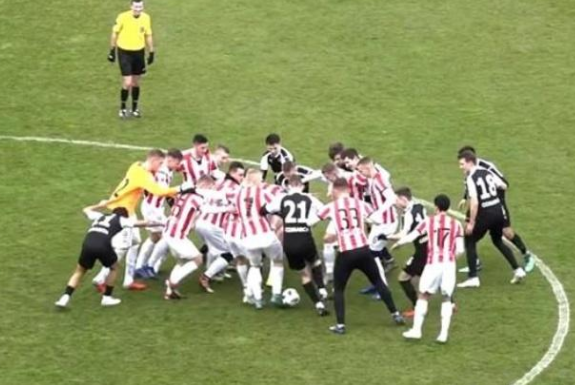 足球夾球、10人圍圈護球,你為國足想的歪點子都在犯規手冊裡 足球夾球、10人圍圈護球,你為國足想的歪點子都在犯規手冊裡