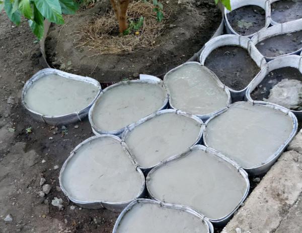 用紙板將水泥框起來現澆,人造石鋪院子地面,比純打水泥價效比高 用紙板將水泥框起來現澆,人造石鋪院子地面,比純打水泥價效比高