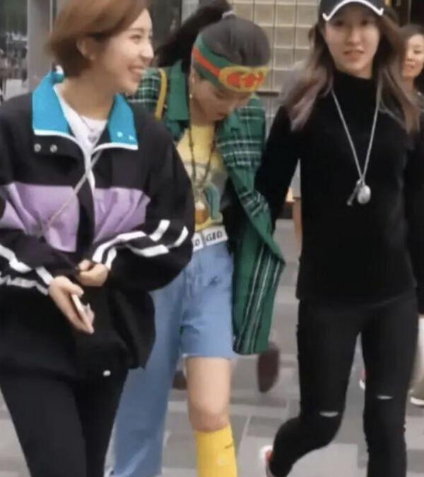 趙本山女兒演繹東北新時尚,兩條褲腿一長一短,還套上黃色長筒襪 趙本山女兒演繹東北新時尚,兩條褲腿一長一短,還套上黃色長筒襪