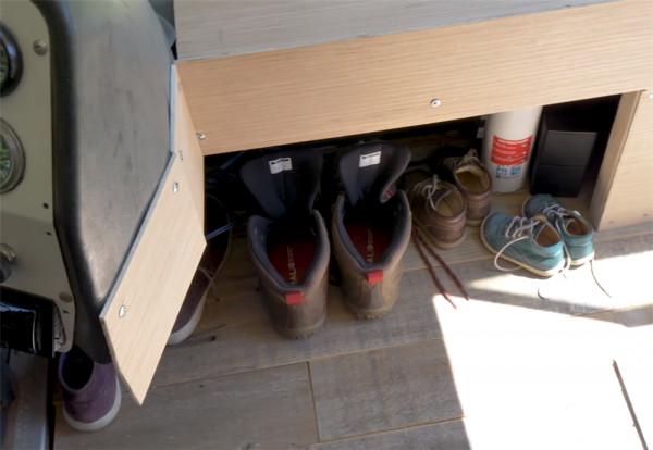 一家四口低價買2001年廢舊大巴，將22㎡空間變成蝸居，生活太幸福