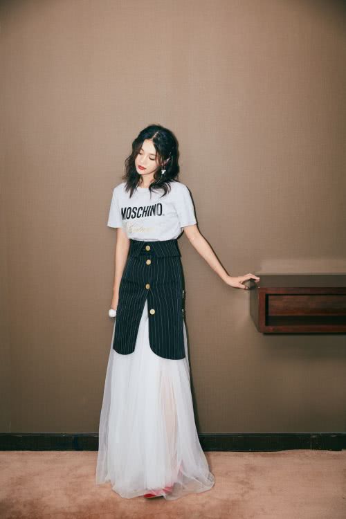 安悅溪只是剪了個空氣劉海,一下就嫩回15歲,穎寶都快認不出來了 安悅溪只是剪了個空氣劉海,一下就嫩回15歲,穎寶都快認不出來了