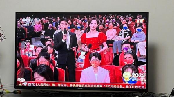 馬凡舒登春晚主持大出風頭！穿紅裙美貌刷屏，氣質出眾不輸李思思