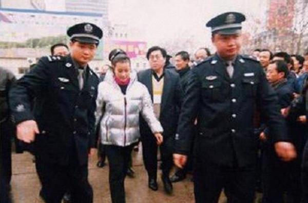 2002年娛樂圈“塌房”大瓜