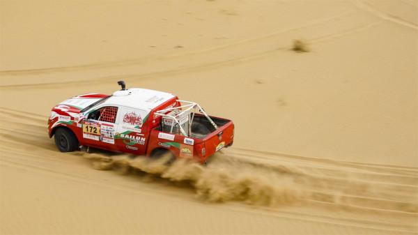 開日產皮卡玩沙漠,真是太開心了 開日產皮卡玩沙漠,真是太開心了