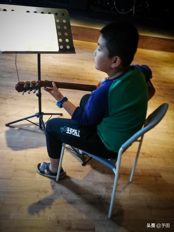 男孩上午寫著作業，晚上進了ICU，併發十餘種疾病，全家舉步維艱