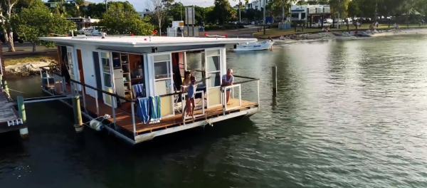 男子花百萬將家搬到水面上 12㎡漂浮小屋每月管理費至少三千