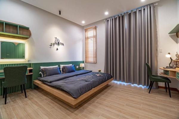 220㎡兩層別墅，上有露臺花園下有入戶庭院，無複雜裝修無比愜意