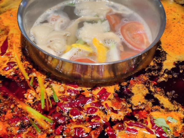 重慶人吃火鍋的姿勢，你真的學不會