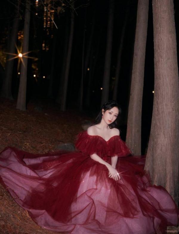 楊紫成跨年晚會收視率頂流，穿抹胸紗裙扮在逃公主，被驚豔到了