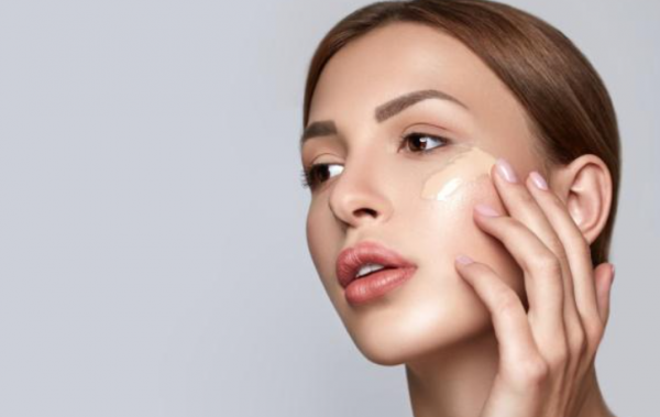 底妝總是卡粉?除了選對粉底以外,再做好這些,才能讓妝容更服帖 底妝總是卡粉?除了選對粉底以外,再做好這些,才能讓妝容更服帖