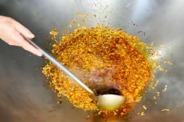 安徽大叔賣黑暗料理,努力幹活養孫子,6元一碗不漲價 安徽大叔賣黑暗料理,努力幹活養孫子,6元一碗不漲價