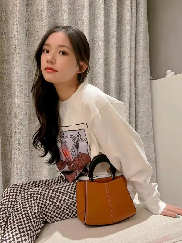 內娛女明星真的拼，在雪地裡穿露肩連衣裙