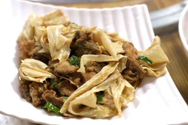 周邊遊｜住進小木屋泡私湯，乘網紅小火車玩彩虹滑道