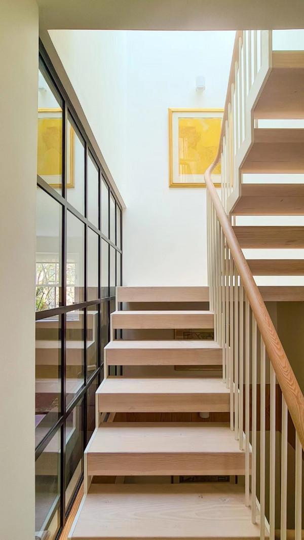 分享一間明亮住宅，僅格子窗與樓梯就圈粉無數，太有品味了