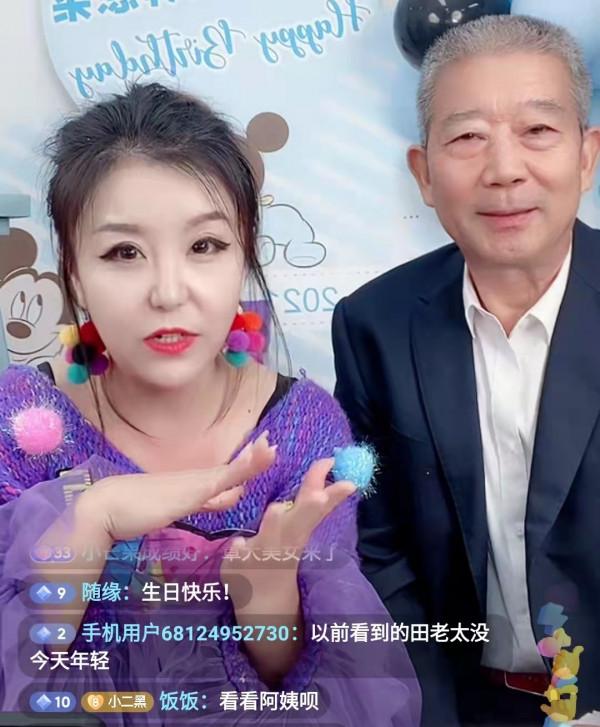 67歲生寶寶：天賜2週歲生日直播，爸爸全程出鏡帶貨，媽媽好年輕