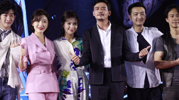 劉濤楊爍私下相處被“曝光”，兩人片場毫不避諱手拉手