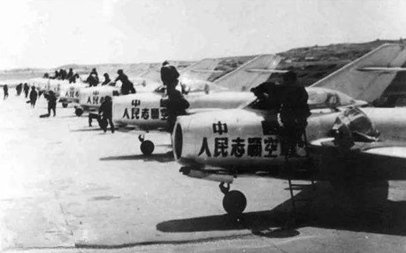 中國唯一的白人將軍，為買回蘇27，帶人喝翻17名蘇聯軍官