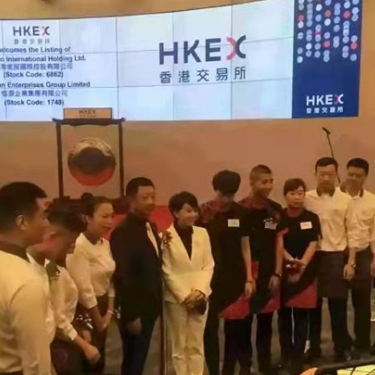 一個底層的服務員，到身價百億，小學文憑的她靠的是啥