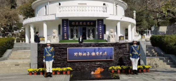 楊在葆安葬儀式現場曝光，六人抬棺風光大葬，遺孀陳麗明難忍悲痛