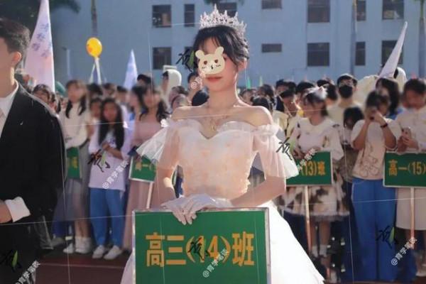 高中女生穿“露肩裝”現身運動會，美不勝收，有人直言不合適