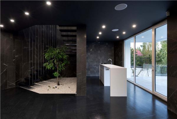 地基不夠,“身高”來湊 / 懸式住宅 地基不夠,“身高”來湊 / 懸式住宅