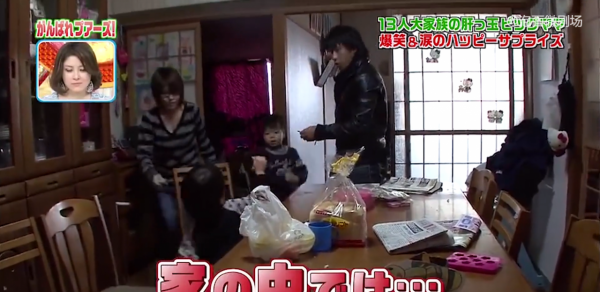 日本小夥25歲當爺爺，祖孫13人蝸居60平廉租房，吃不起牛肉只能聞