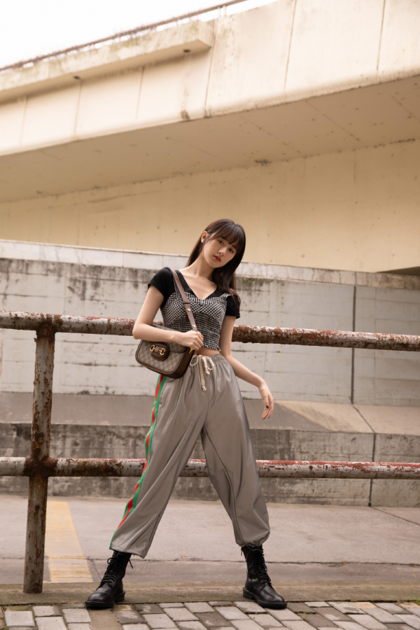 袁冰妍好會穿，運動褲塞進馬丁靴中，配露臍吊帶變酷帥女孩