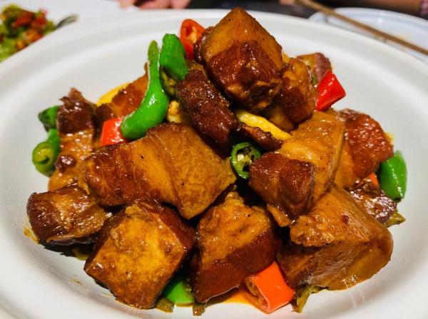 新店試營業，3個人去嚐鮮，吃完飯結賬後，朋友說：有點不划算