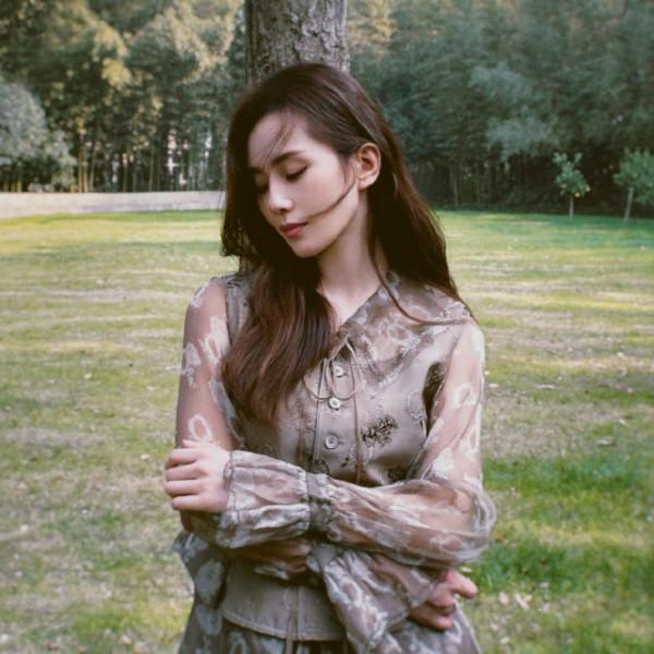 劉詩詩終於開工！大冬天穿薄紗裙凹絕美造型，提前過春天太浪漫