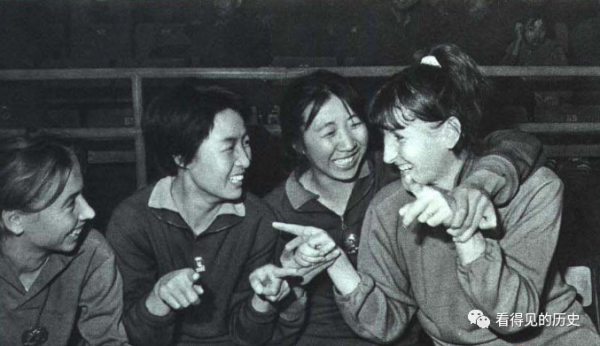 老照片 1970年阿爾巴尼亞籃球隊在中國 受到熱烈歡迎