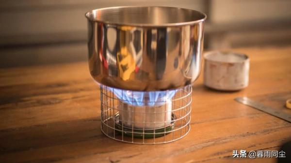 用兩個易拉罐自制戶外酒精爐，重量不到30克，輕型揹包客的最愛
