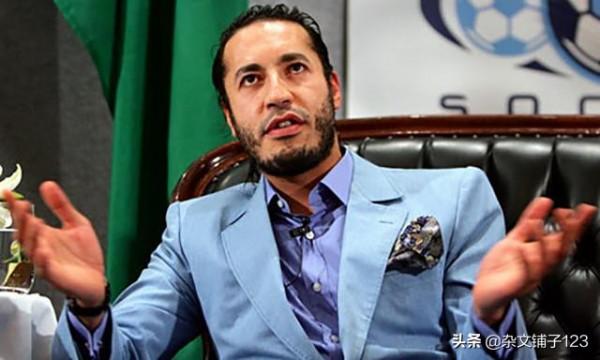 卡扎菲五子穆塔西姆臨死前，邊喝水邊抽菸，表情淡定地與叛軍對話