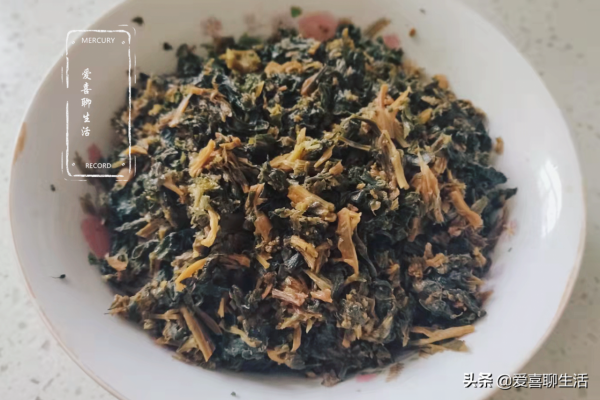 霜降後，我家常吃菜乾，泡一泡切碎上鍋蒸熟，清香撲鼻，簡單好吃