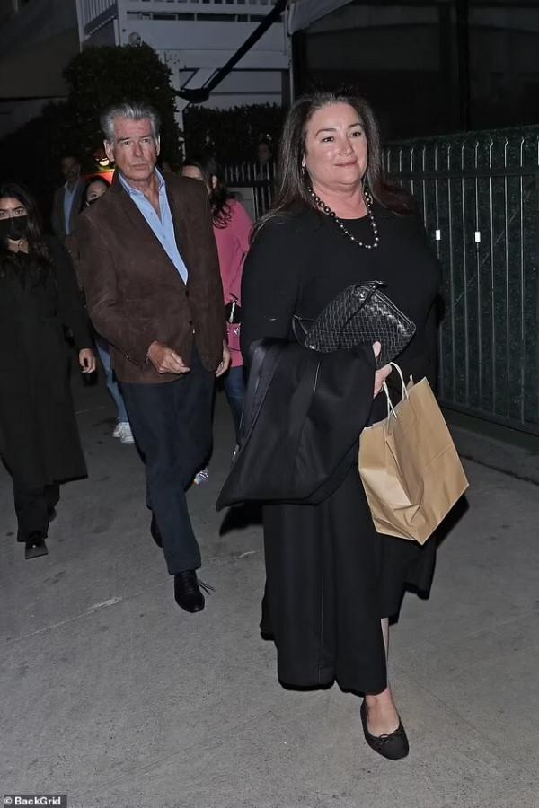 68歲的皮爾斯布魯斯南與老婆逛街，老婆曾胖到200斤，仍不離不棄